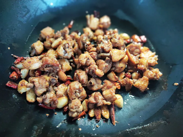 這幾道乾煸菜，焦香四溢，麻辣過癮，下酒又下飯