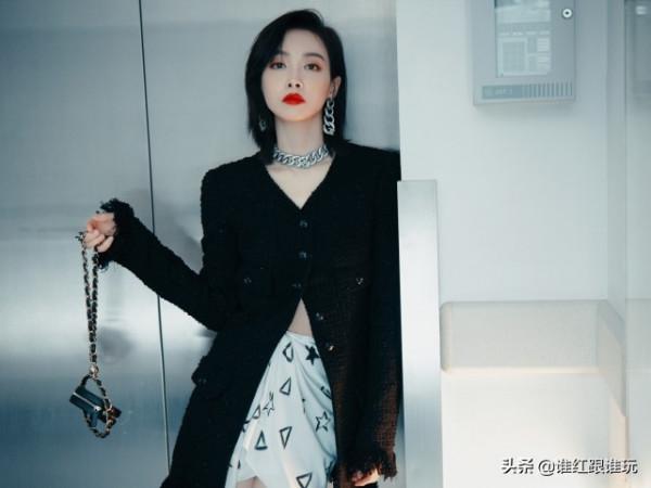 ELLE風尚大典宣傳照,劉雯C位,楊冪蔡徐坤分列兩旁,王源第2排 ELLE風尚大典宣傳照,劉雯C位,楊冪蔡徐坤分列兩旁,王源第2排