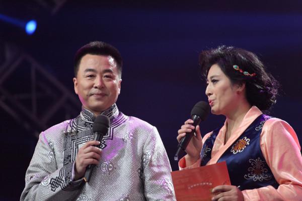 著名新聞主播納森:一路奮鬥到央視,娶普通妻子也幸福 著名新聞主播納森:一路奮鬥到央視,娶普通妻子也幸福