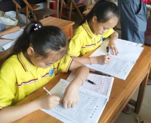 高中生“刺蝟”字型火了,筆畫工整又好像帶刺,老師:不敢多看 高中生“刺蝟”字型火了,筆畫工整又好像帶刺,老師:不敢多看