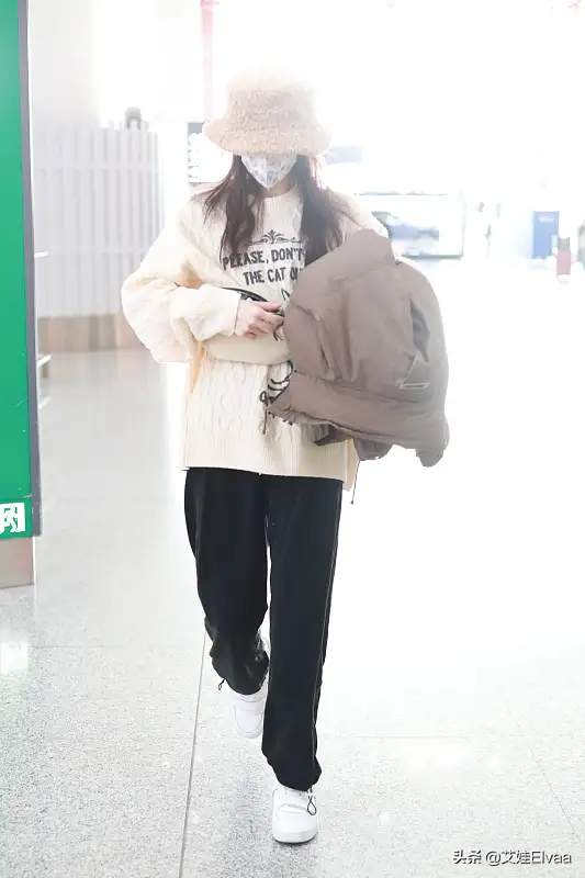 金晨逛完影城太端著，穿大碼毛衣配直筒褲走機場，打扮低調過頭了