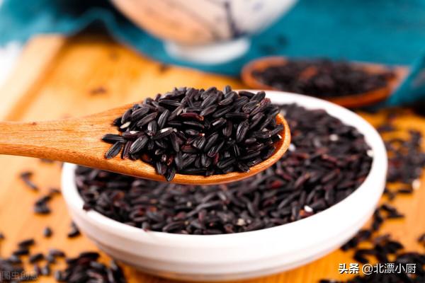 建議大家養生，少吃保健品，多吃&OpenCurlyDoubleQuote;5菜2米&rdquo;，身體輕盈面色好