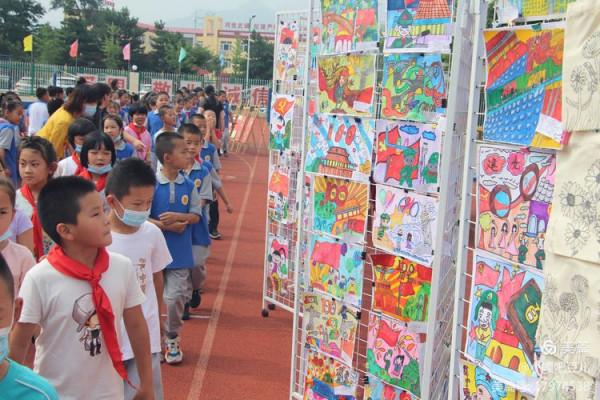 童心繪出黨的光輝——密雲區太師屯鎮中心小學舉辦首屆畫展