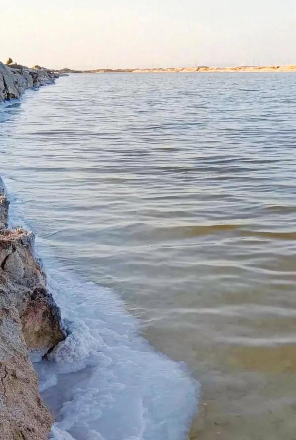 內蒙阿拉善草原戈壁遊玩，途經吉蘭泰鹽湖小鎮