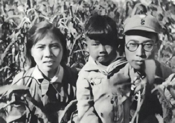 湖南農婦巧遇林伯渠，打聽失散10年的丈夫，說出名字被急送延安