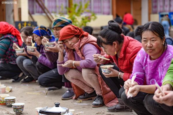 青海村民花銷10萬祈福,宴請千人制作炸饃饃,全村2000多人共享用 青海村民花銷10萬祈福,宴請千人制作炸饃饃,全村2000多人共享用