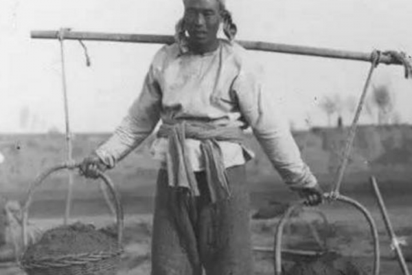 為報奪妻之仇參軍成開國將軍,回鄉後髮妻跪地痛哭,惡霸被嚇得自盡