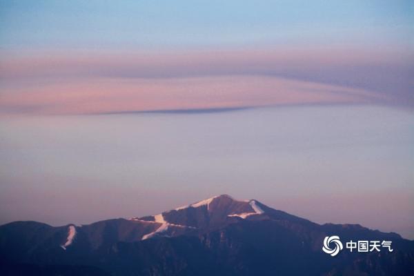 日落北京小海陀山 雲朵染霞如粉色飄帶 日落北京小海陀山 雲朵染霞如粉色飄帶
