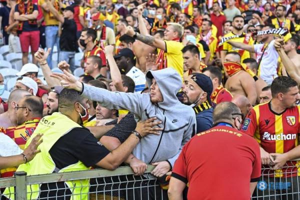 朗斯與里爾比賽半場爆發衝突，6人受輕傷4人遭逮捕