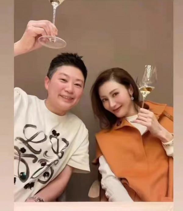 51歲李嘉欣出院後放飛自我!喝酒慶祝好開心,穿休閒裝更美回巔峰 51歲李嘉欣出院後放飛自我!喝酒慶祝好開心,穿休閒裝更美回巔峰