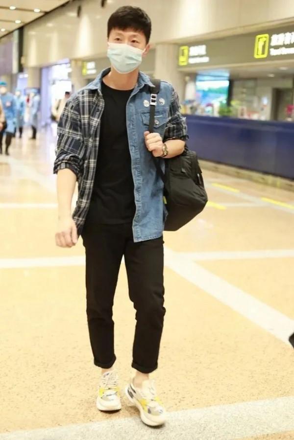 原來馬龍這麼會穿,拼接襯衫造型像潮流博主,拍時尚大片也很有範 原來馬龍這麼會穿,拼接襯衫造型像潮流博主,拍時尚大片也很有範