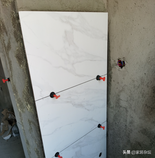 家裡裝修貼牆磚，擔心瓷磚脫落，方法很重要，這3步要做對