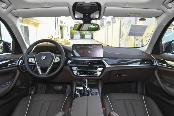 體驗最低配的寶馬5系，外觀漂亮、內飾精美，不摳標回頭率也很高