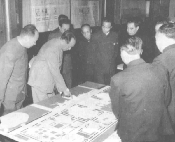 58年，天安門廣場重新修建，毛主席問周總理：能不能容納100萬人