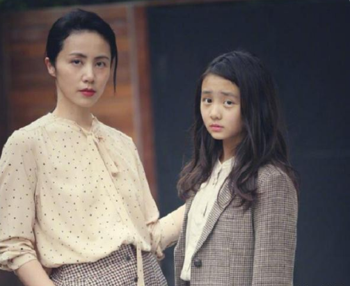 黃多多16歲生日照曝光！戴大金耳環十分貴氣，眼睛下貼一排水鑽