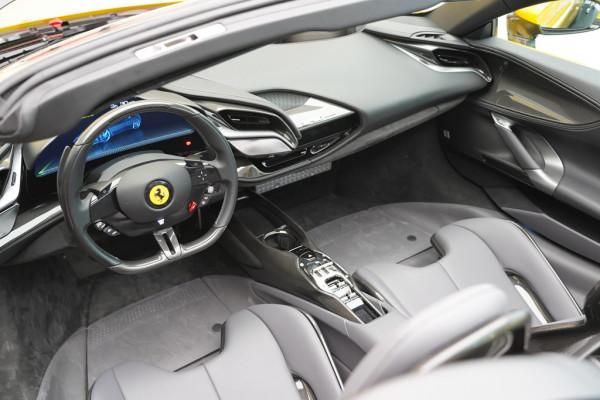 體驗法拉利SF90 Spider，千匹馬力敞篷混動超跑，2.5秒即可破百