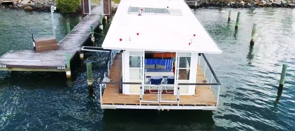 男子花百萬將家搬到水面上 12㎡漂浮小屋每月管理費至少三千