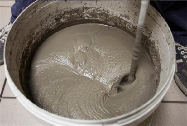 鋪瓷磚時，工人說用瓷磚膠比水泥砂漿好？別輕信，八成想坑你