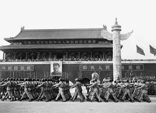 天安門上的毛主席像會掛多久？早在1980年時，鄧小平就做出瞭解答