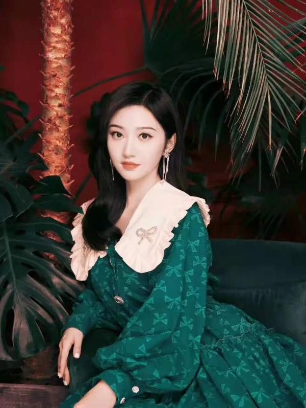 內娛女明星真的拼，在雪地裡穿露肩連衣裙