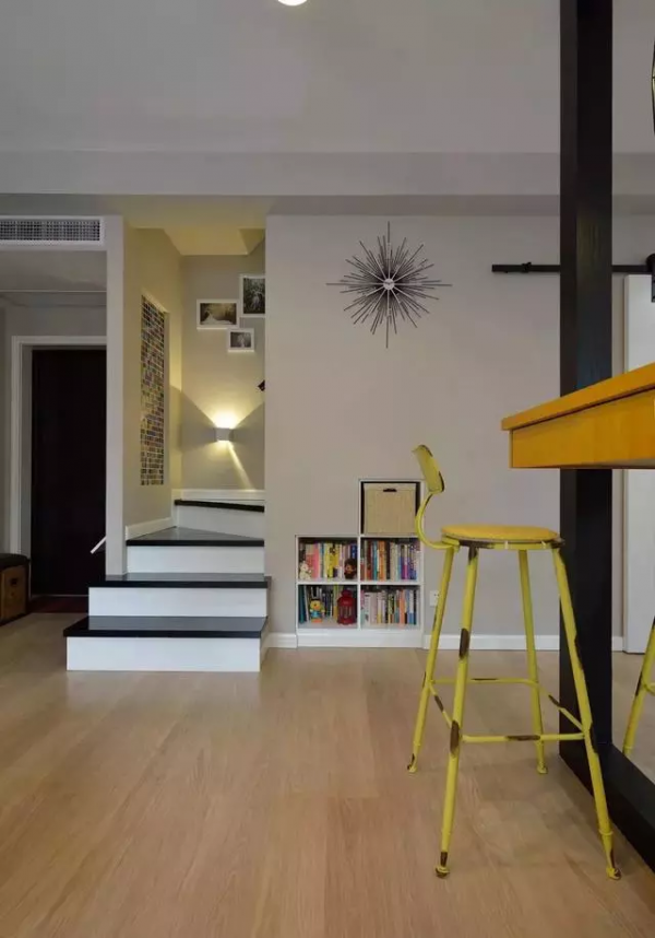 90㎡簡約小複式裝修,客廳隔斷櫃+隔斷框設計,通透又充滿藝術感 90㎡簡約小複式裝修,客廳隔斷櫃+隔斷框設計,通透又充滿藝術感