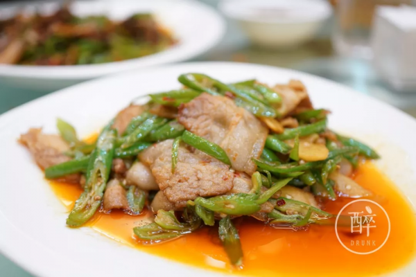 川菜最最基礎的回鍋肉，我找到一家館子炒得很好吃