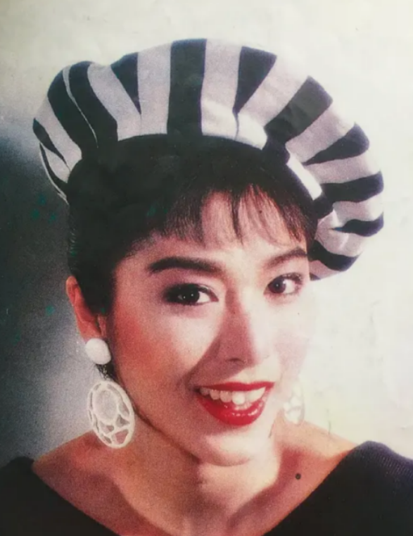 成龍苦追她8年，跟男友相戀26年不結婚，米雪如今怎樣了？