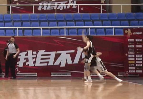 WCBA墊腳後續!隊友炮轟故意傷人,稱躺地近20分鐘沒救護車送醫 WCBA墊腳後續!隊友炮轟故意傷人,稱躺地近20分鐘沒救護車送醫