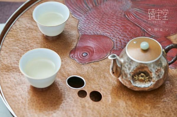 用一件精雕細刻的茶臺，來感受茶香氤氳
