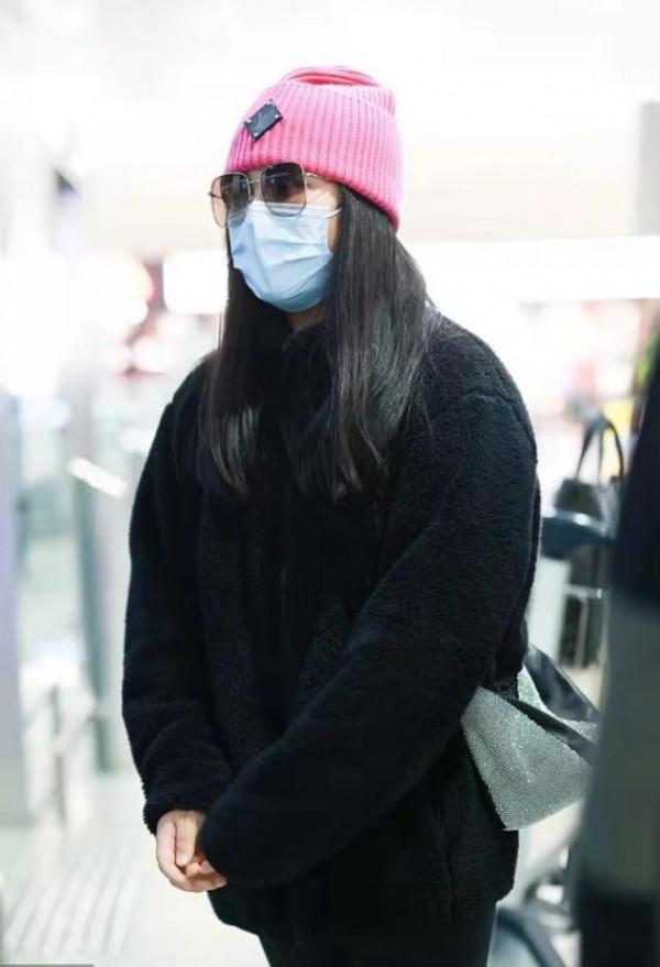 王嶽倫機場秀父女情，卻意外穿成她大姨，王詩齡打扮成熟氣質好拽