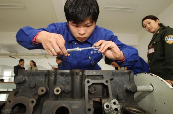 大學生就業困難，工廠卻出現“用工荒”，月薪近萬的崗位無人問津