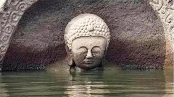 2016年，江西一水庫水位下降，露出了大量佛像