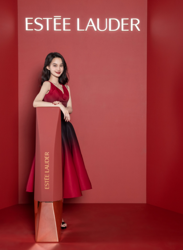 00後夏夢太有感覺了,穿紅黑漸變色長裙豔麗動人,真有女人味 00後夏夢太有感覺了,穿紅黑漸變色長裙豔麗動人,真有女人味