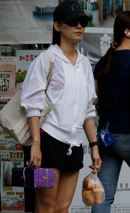 宣萱滿臉皺紋又怎樣？至少比劉曉慶扮嫩好多了，64了還裝少女