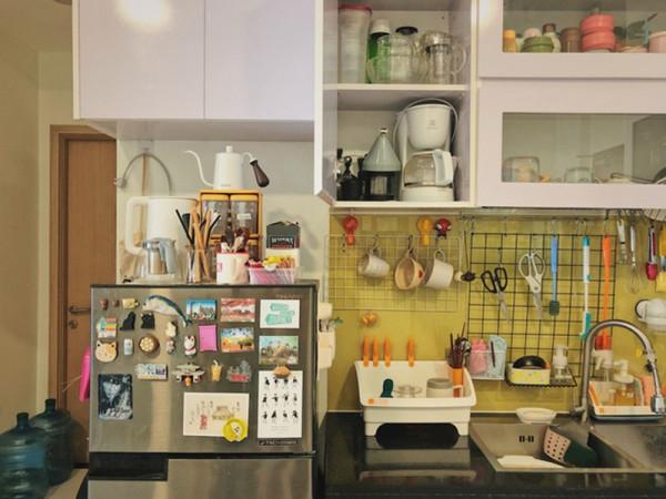 小哥挺有耐心，拒絕斷舍離30㎡塞滿書和手辦，像是誤入了一家書店