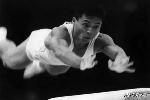 中國第一位奧運蟬聯冠軍，多套動作以他名字命名，被譽為跳馬之王