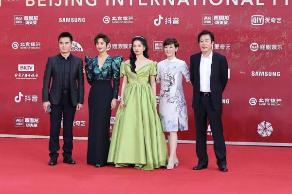 北京電影節紅毯:鞏俐一女拖四男,梅婷胸前掛月餅,周冬雨顯老氣 北京電影節紅毯:鞏俐一女拖四男,梅婷胸前掛月餅,周冬雨顯老氣