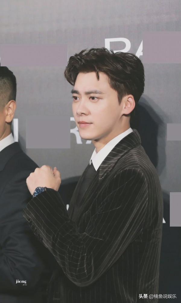 李易峰每一次出場都很驚豔!穿著絲絨西裝好紳士,貴公子氣質好帥 李易峰每一次出場都很驚豔!穿著絲絨西裝好紳士,貴公子氣質好帥