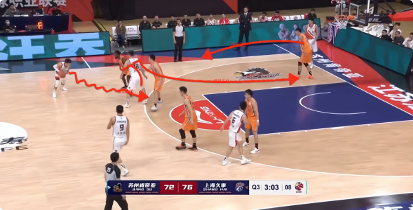 江蘇全隊為李楠兒子創造出空位三分機會後,李楠兒子卻接球脫手了 江蘇全隊為李楠兒子創造出空位三分機會後,李楠兒子卻接球脫手了