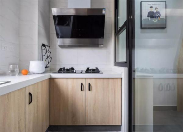 98平北歐風三居室舒適又溫馨，通頂的鞋櫃收納力強