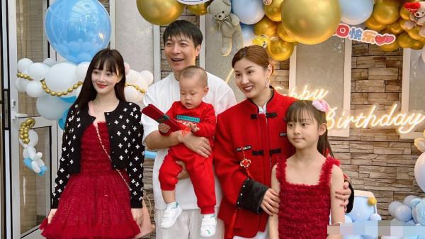 乾弟弟兒子週歲宴太有排場，李小璐祖孫三代捧場，穿禮服打扮隆重