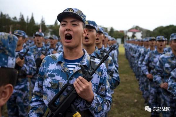 秋季入伍新兵，授槍