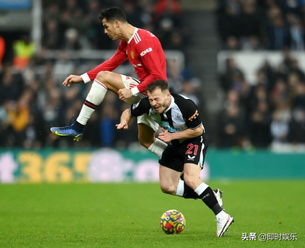 曼聯C羅踢到對手自轉360仍避過紅牌 網友呼冤 曼聯C羅踢到對手自轉360仍避過紅牌 網友呼冤