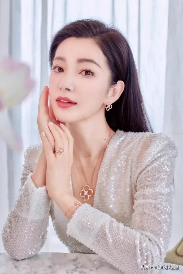李冰冰，個性直爽的獨立女性，青春不再但依舊風采，很迷人