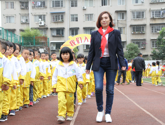 學校要求小學生佩戴“綠領巾”，引發網路討論熱潮，校方進行回應