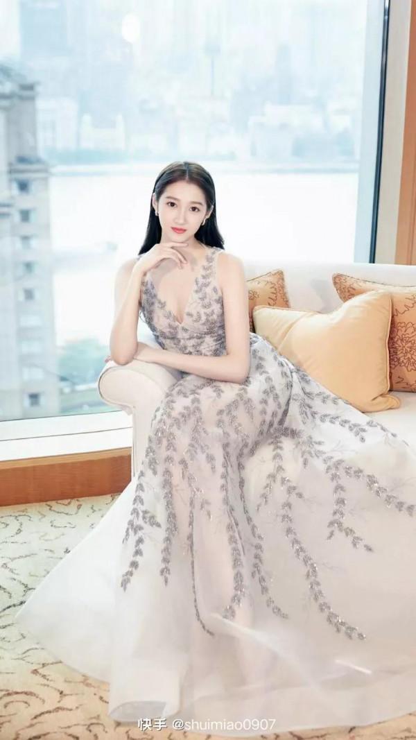 關曉彤迷人照片