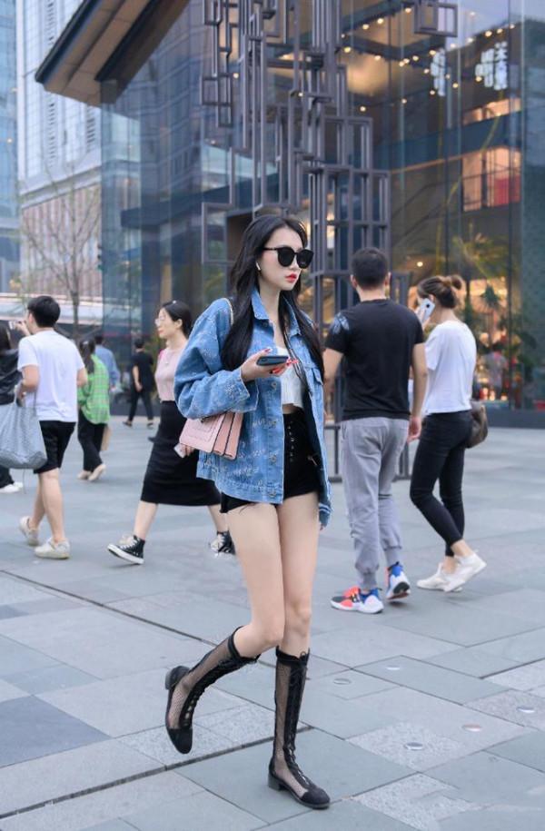 有一種時髦叫“光腿穿靴子”,看著顯腿長,到底是冷是熱? 有一種時髦叫“光腿穿靴子”,看著顯腿長,到底是冷是熱?