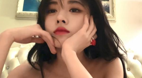 男網紅模仿鞠婧禕，穿女裝紋髮際線，被網友質疑回懟：我是個男人