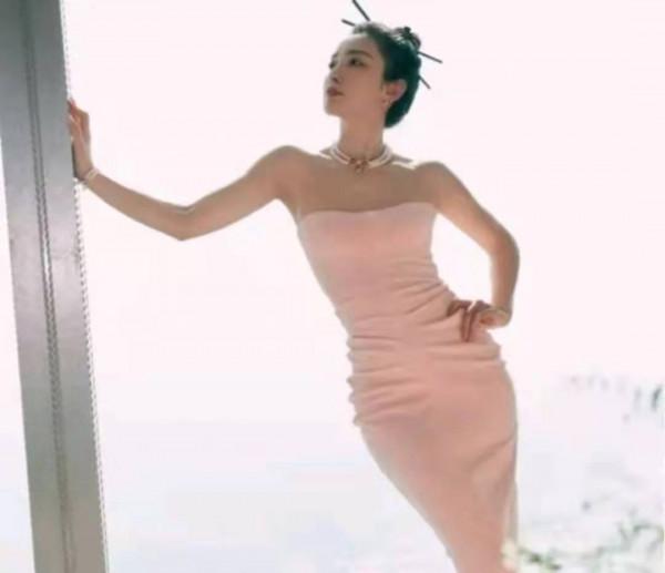 48歲李冰冰出席活動,穿粉色抹胸魚尾裙秀身材,妝容精緻狀態佳 48歲李冰冰出席活動,穿粉色抹胸魚尾裙秀身材,妝容精緻狀態佳