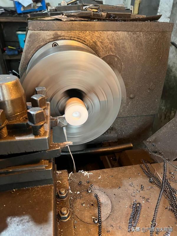 經濟下行購買新車計劃暫緩，翻新復古老爺車圓屁股奧迪老A6照樣香